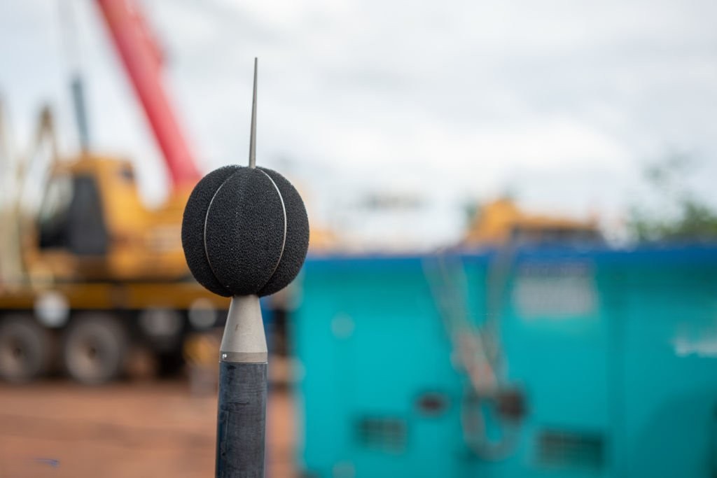 Messmikrofon im Vordergrund einer Baustelle